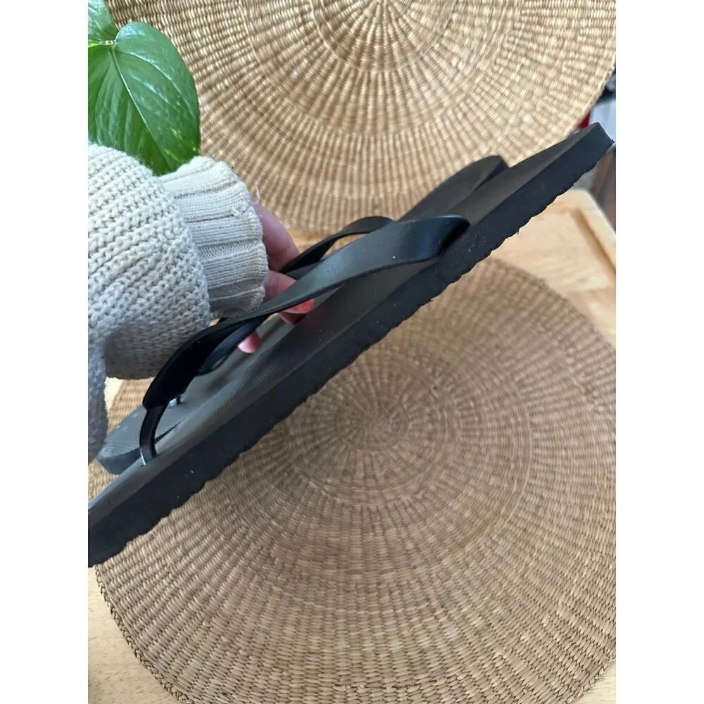 Old Navy Men’s size Large 10/11 black flip flops